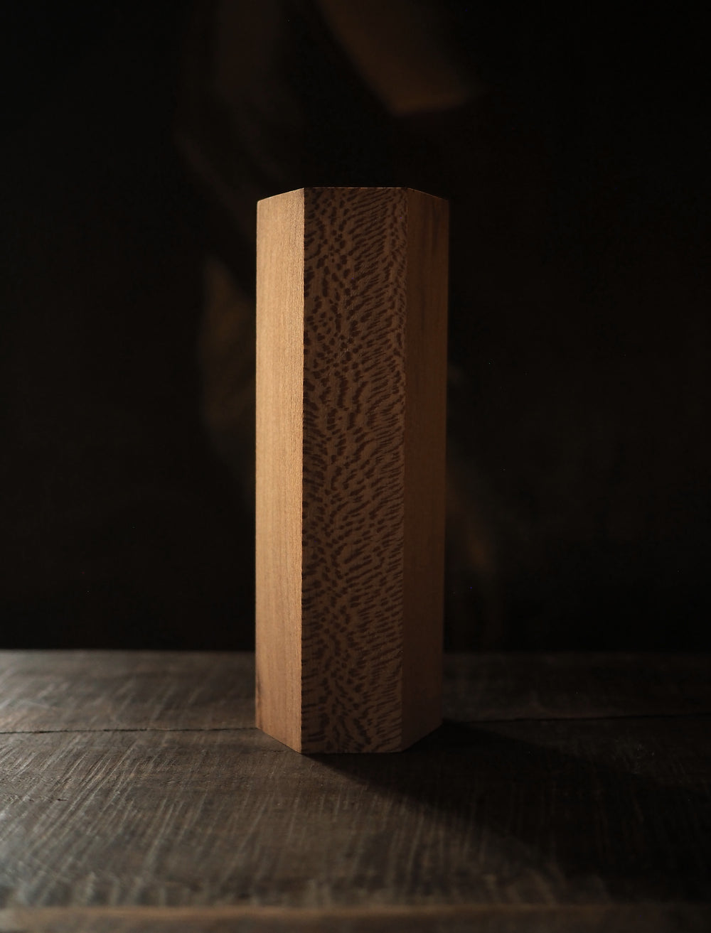 Le prisme hexagonal en platane