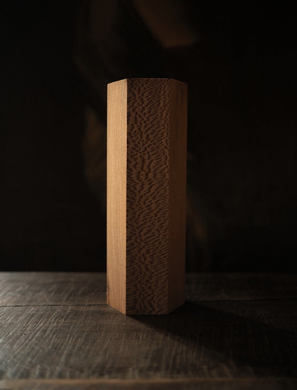 Le prisme hexagonal en platane